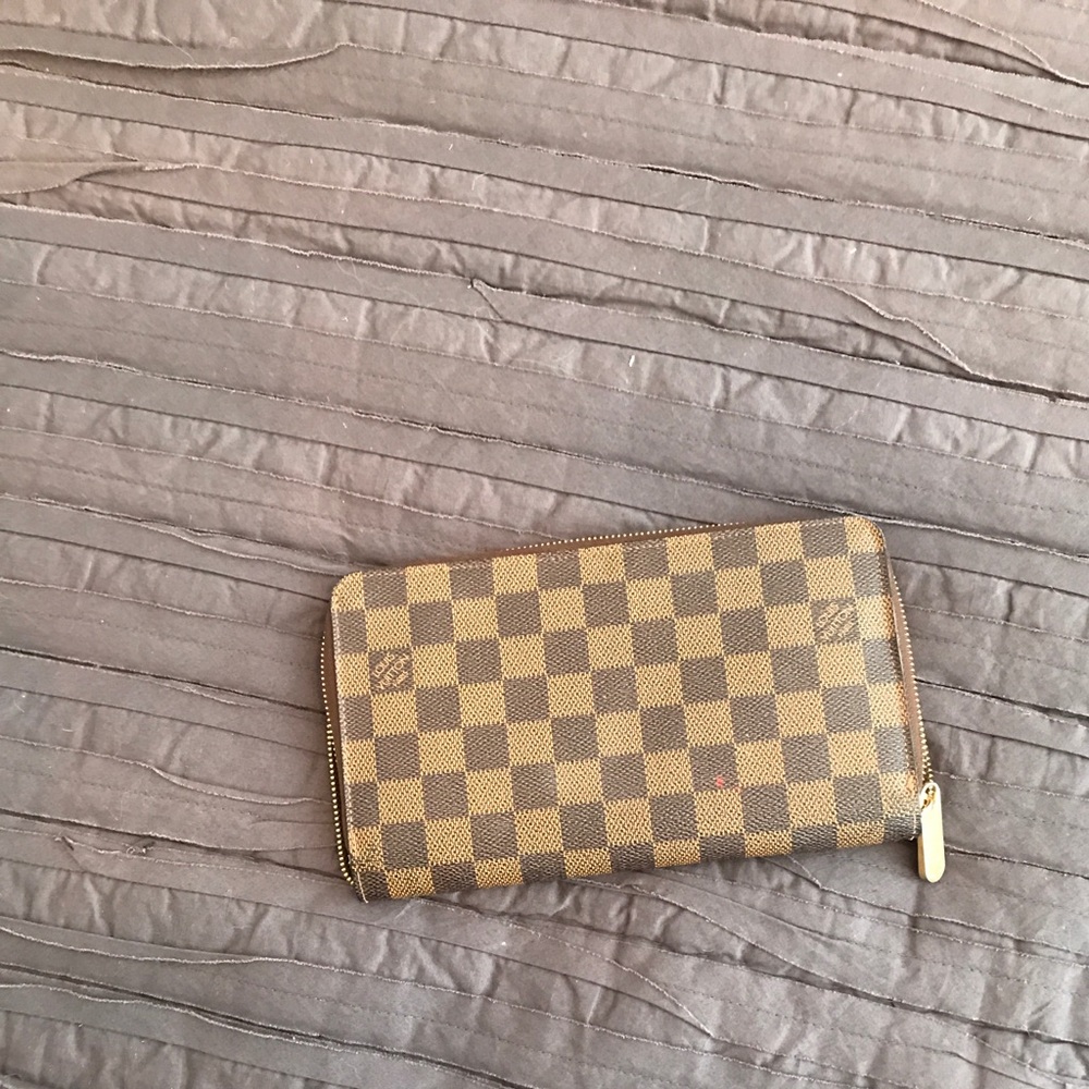 Authentic Louis Vuitton Zippy Damier Wallet